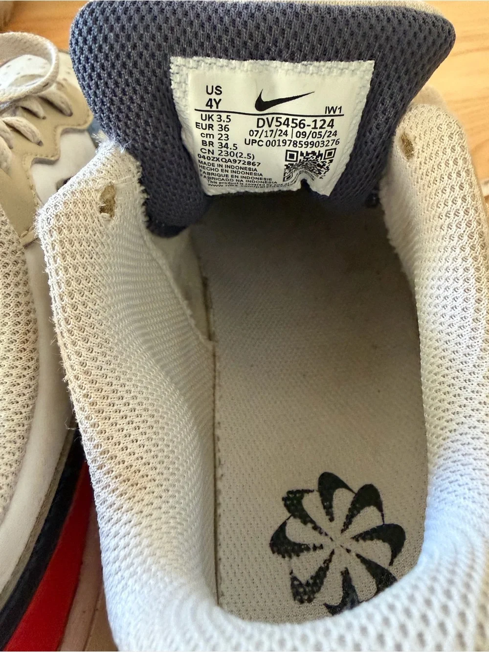 Nike Kids Low-Top Sneakers in White, Blue & Red
